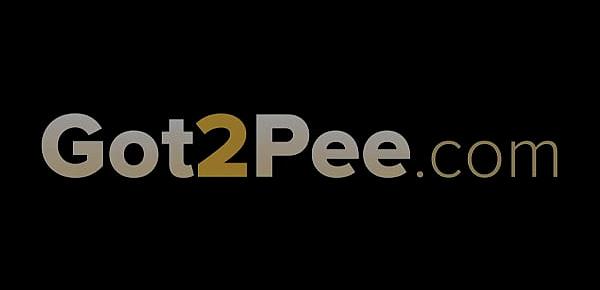  Public Pee - Hot babe relieves pee desperation near railway